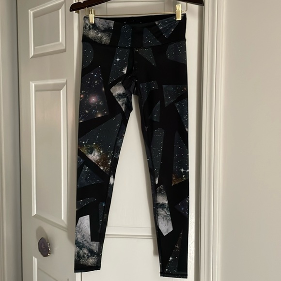 ALO Yoga Airbush Legging in color Vapor Space - Picture 4 of 8